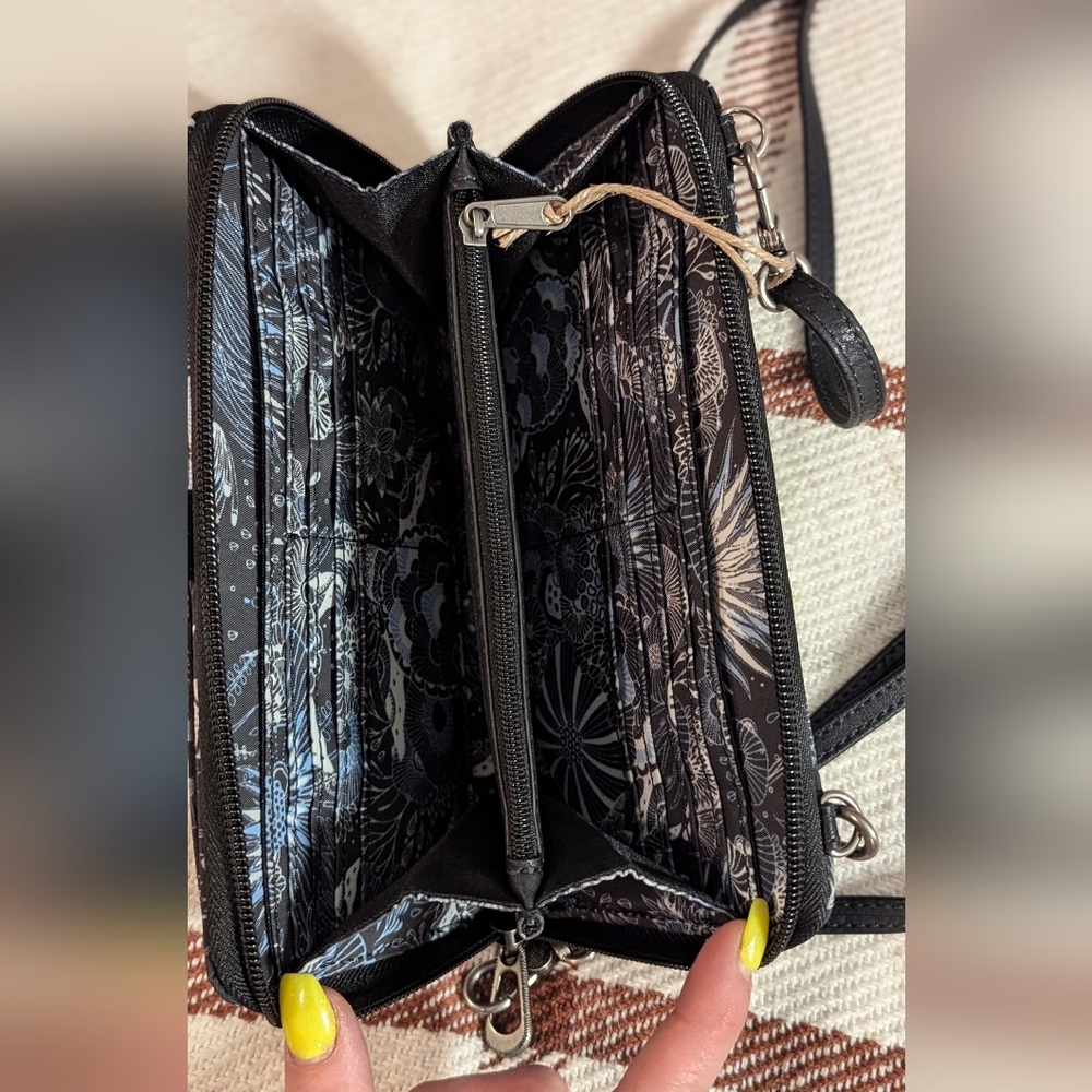 NWOT wristlet with cross body detachable strap - Picture 4 of 14